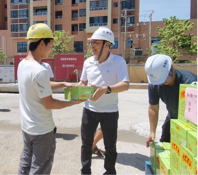 发放慰问品。。。。。。潘文君 摄（修图）.jpg