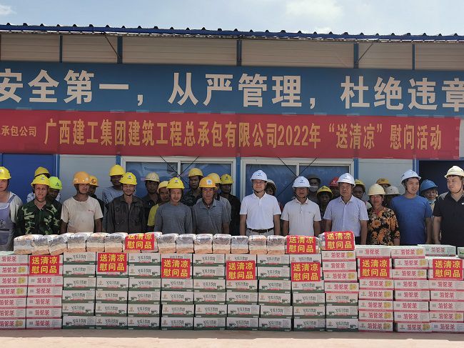 慰问运动合影。。。。。。王瑾贞 摄（修图）.jpg