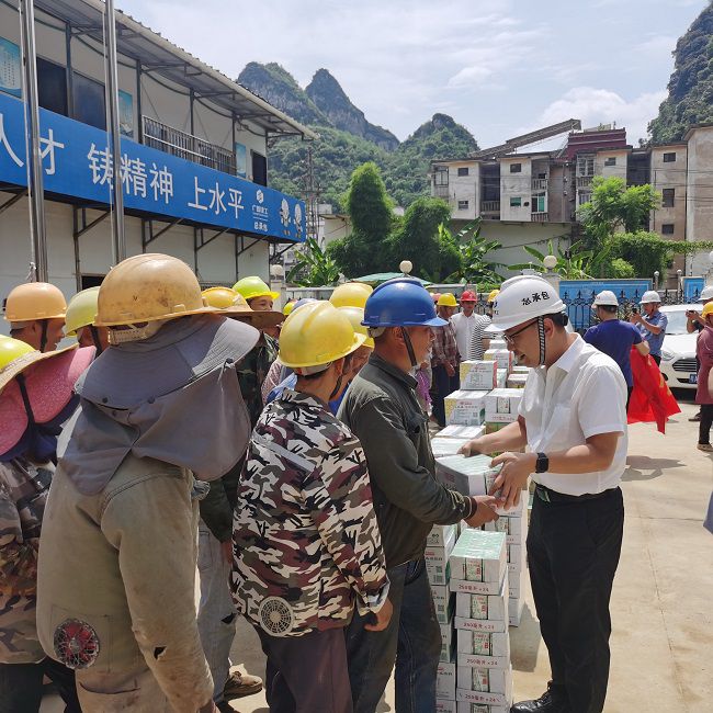 发放慰问品。。。。。陈享 摄（修图）.jpg