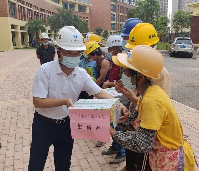 发放慰问品 。。。。。。。。彭永彬 摄（修图）.jpg