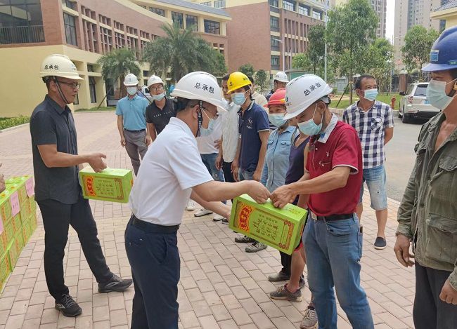 发放慰问品。。。。。。。。彭永彬 摄（修图）.jpg