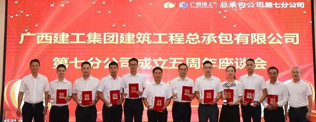 邓少新与获奖职工合影。。。。。。。周煜川 摄（修图）.jpg