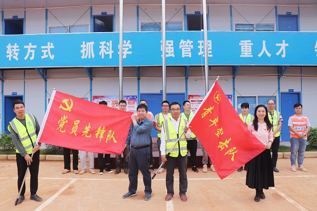 岑廷义和张力为党支部授旗。。。。。。。周煜川 摄（修图）.jpg