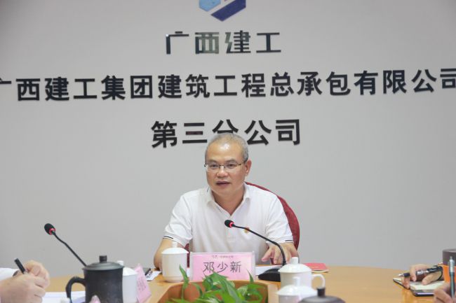 邓少新宣讲党的二十大精神。。。。。梁红玉 摄（修图）.jpg