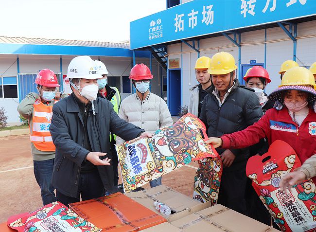 发放慰问品。。。。。周煜川 摄（修图）.jpg