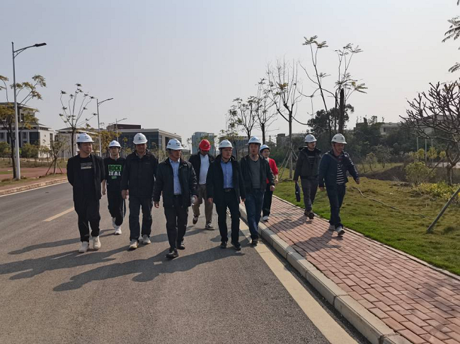 曾劲松审查项目现场。。。。。邓高越 摄（修图）.png
