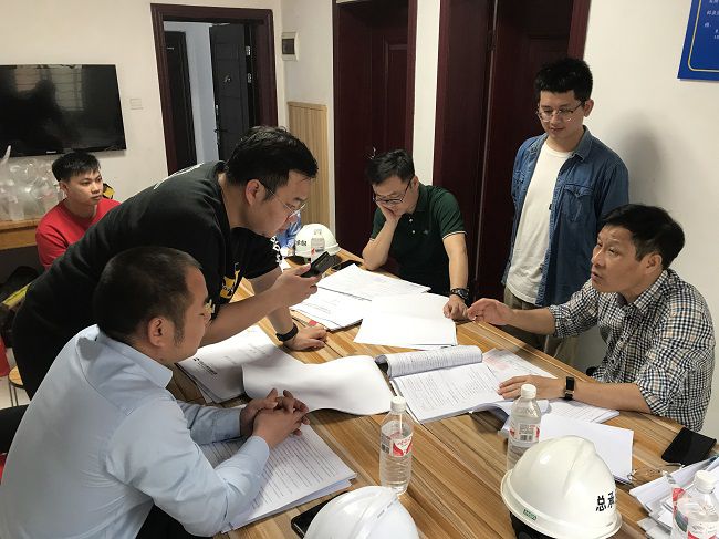 钻研解决现场问题。。。。。韦吉亮 摄（修图）.jpg
