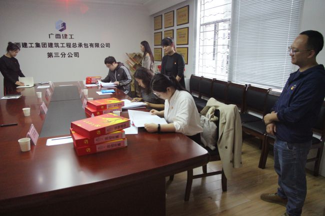 检查资料现场。。。。。。。。梁红玉 摄（修图）.jpg