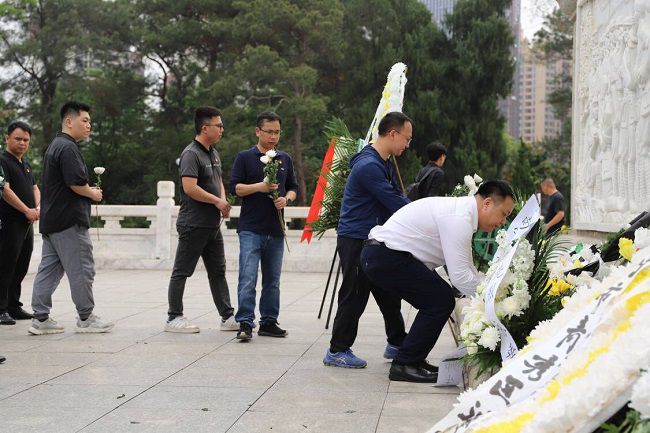 敬献白菊。。。。。林成斌 摄（修图）.jpg