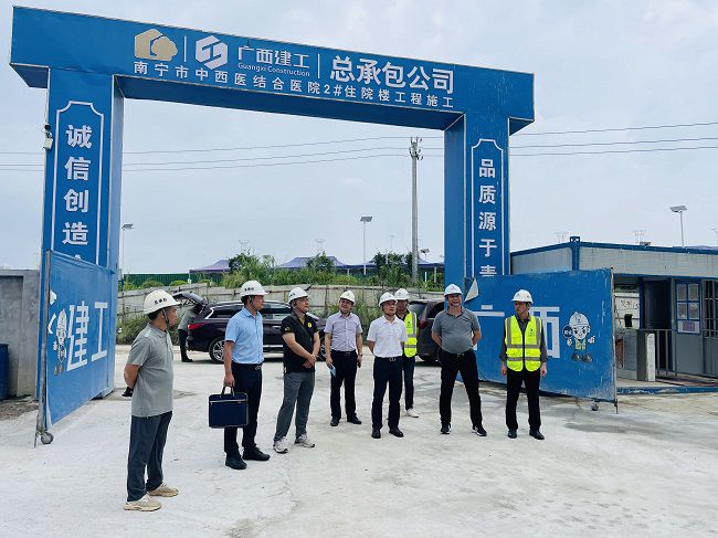 邓少新深入施工现场。。。。。苏卫传 摄（原000图000000000000000）.jpg