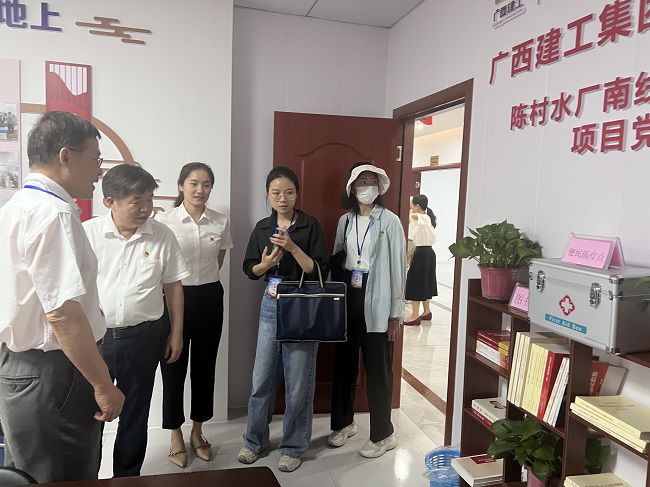 审查党建设施配备情形。。。。。。。卢丽君 摄（修图）.jpg