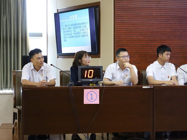 公司才赛步队冷静答题。。。。。。。。李立云 摄（修图）.jpg