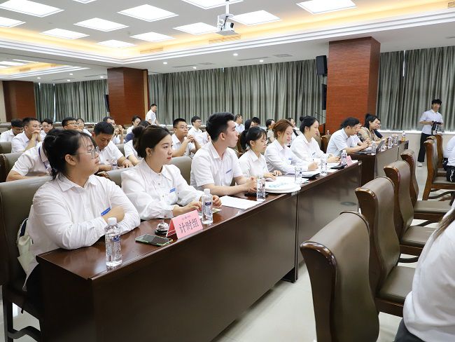 事情职员认真计时记分。。。。。。。。李立云 摄（修图）.jpg