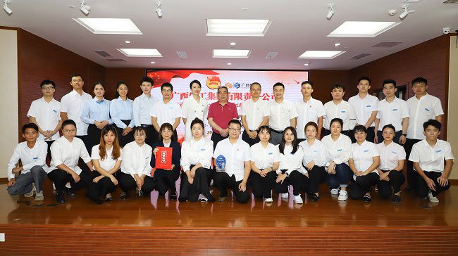 公司参赛步队及事情职员合影。。。。。。。。李立云摄（修图）.jpg
