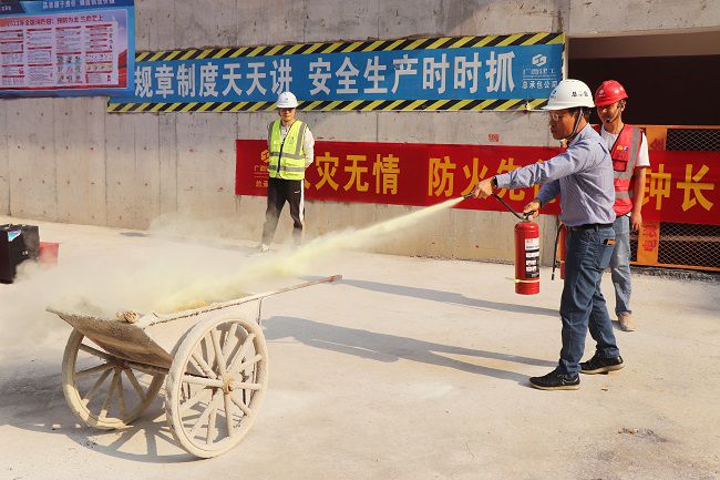 曾劲松举行灭火器材使用培训。。。。。。周煜川 摄（修图）.jpg