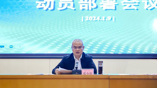 邓少新讲话  郑诗宝 摄。。。。。。（修图）.jpg