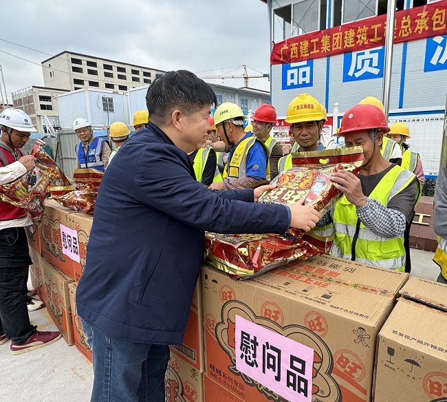 发放慰问品。。。。。韦艳雷 摄（修图）.jpg