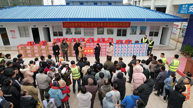 送温暖现场。。。。。（修图）.jpg