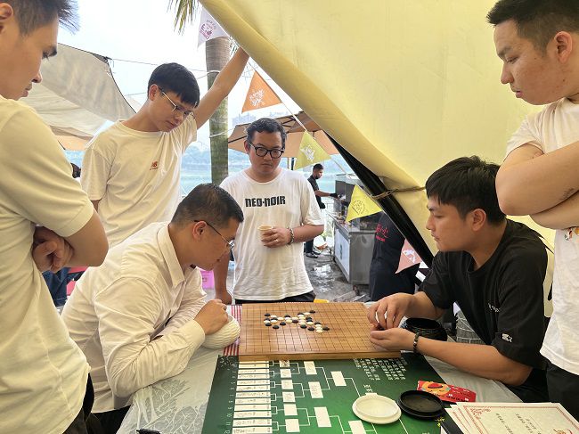 五子棋角逐现场。。。。。。。。杨钰 摄（2）.jpg