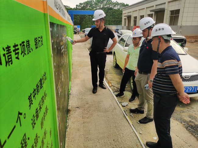 黎双荣听取项目情形先容。。。。。李海宁摄（修图）.jpg