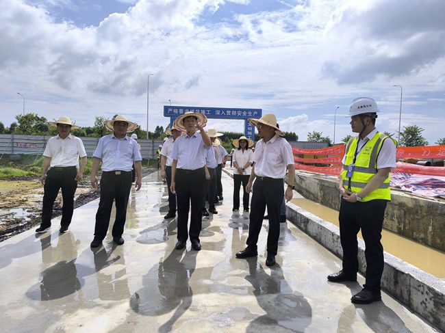 何朝建在项目现场。。。。。。江家兵摄（修图）.jpg