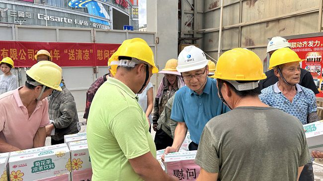 发放慰问品1。。。。。容芝雅 摄（修图）.jpg
